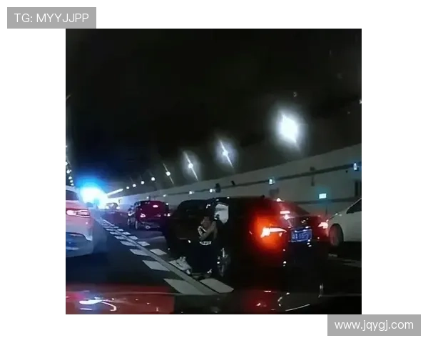 男孩跪地恳求路人救援车内重病母亲感人一幕引发社会关注